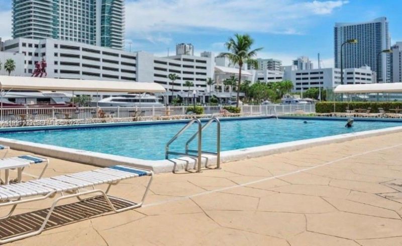 600 Parkview Dr, Unit 717, Hallandale Beach, FL 33009 Photo