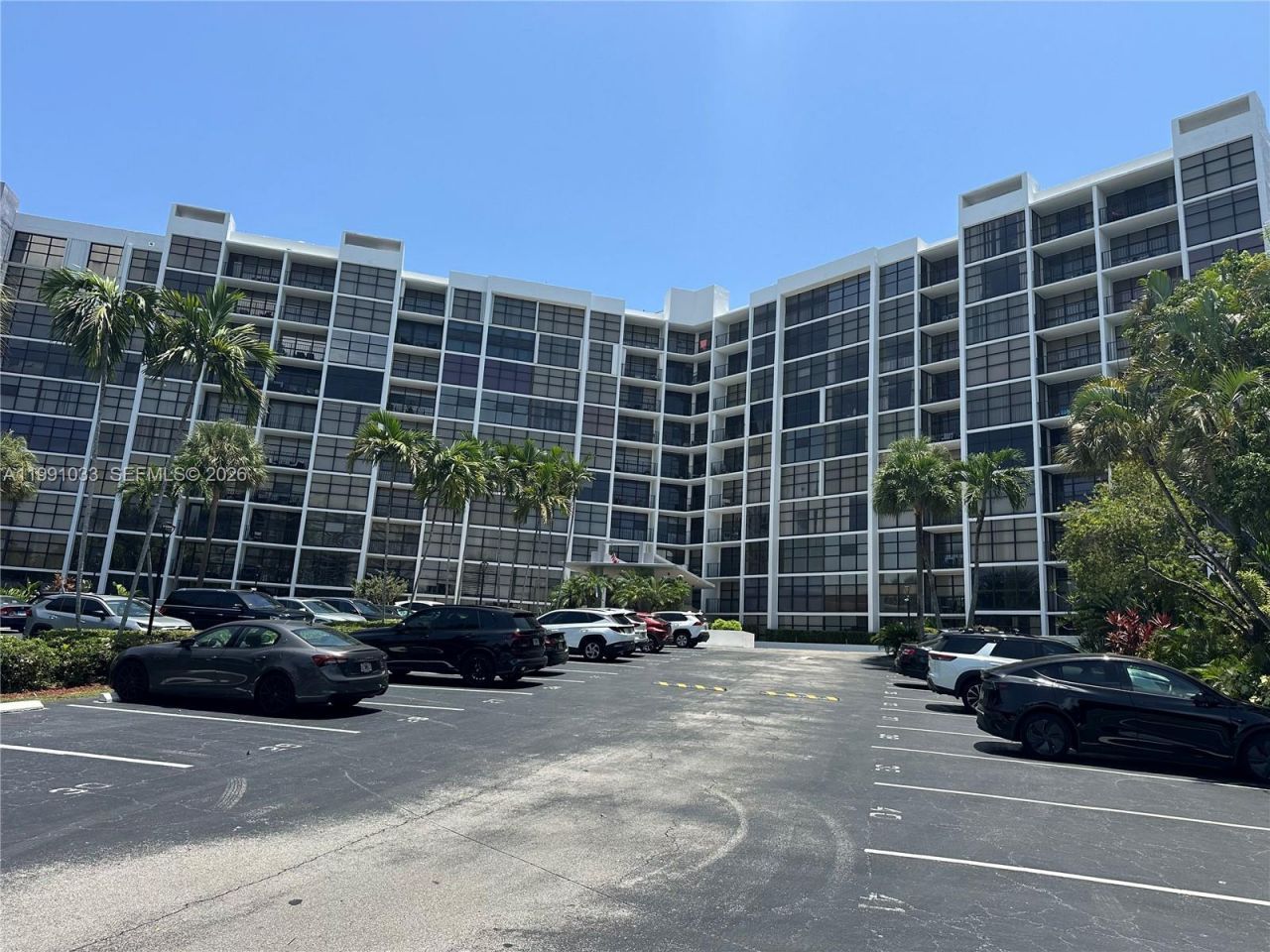 600 Parkview Dr, Unit 717, Hallandale Beach, FL 33009 Photo