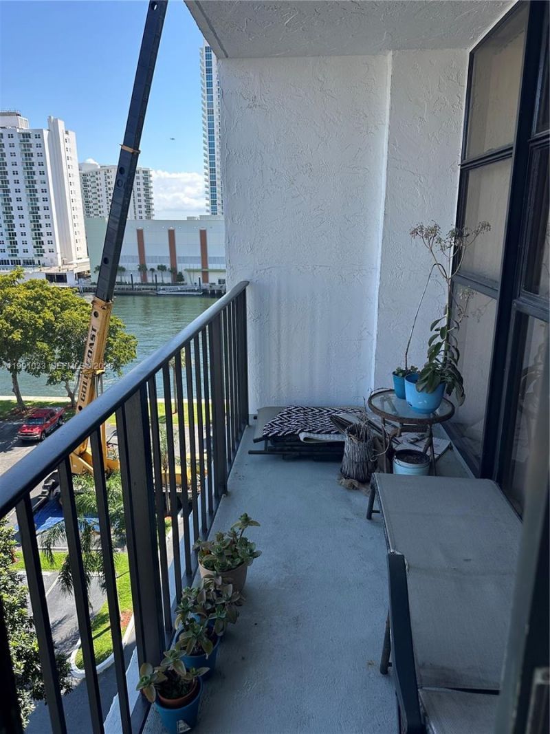 600 Parkview Dr , Unit 717, Hallandale Beach, FL 33009 Photo