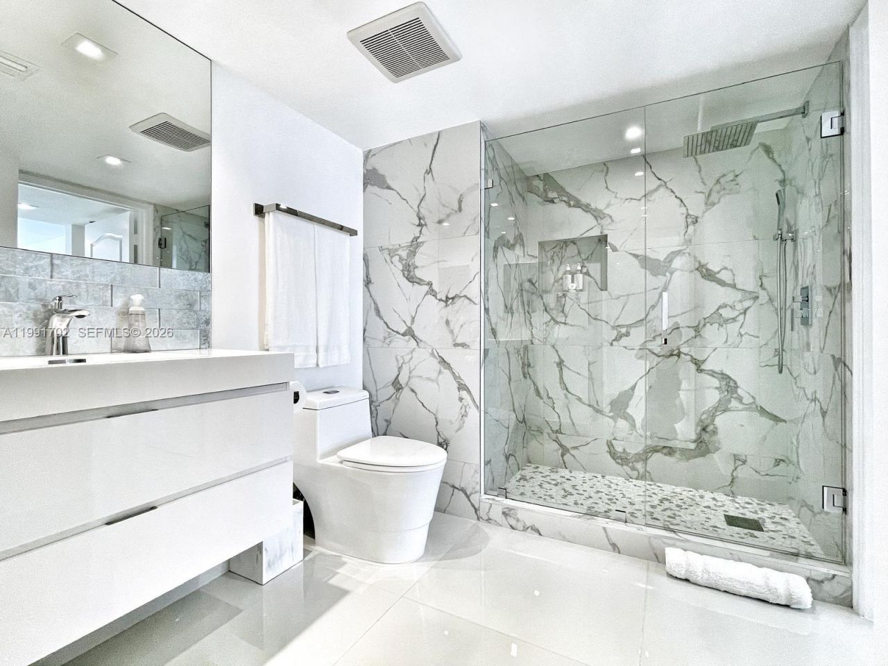 1200 SE Brickell Bay Dr, Unit 1707, Miami, FL 33131 Photo