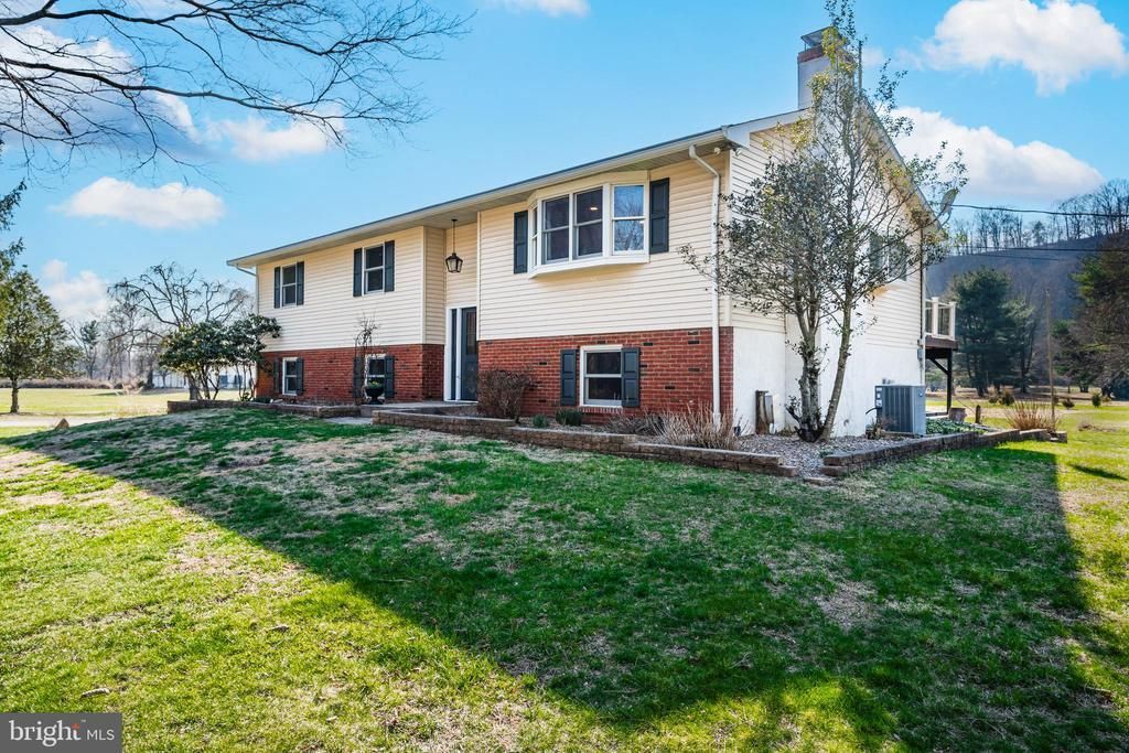 1 CROSS CREEK LANE, ERWINNA, PA 18920