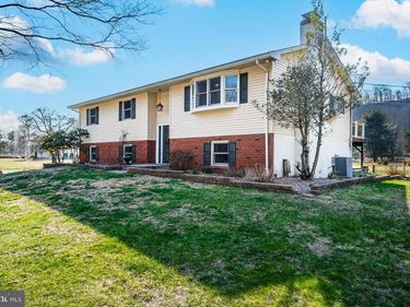 1 CROSS CREEK LANE, ERWINNA, PA 18920