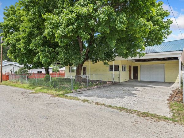 103 Selkirk St, Metaline, WA 99152