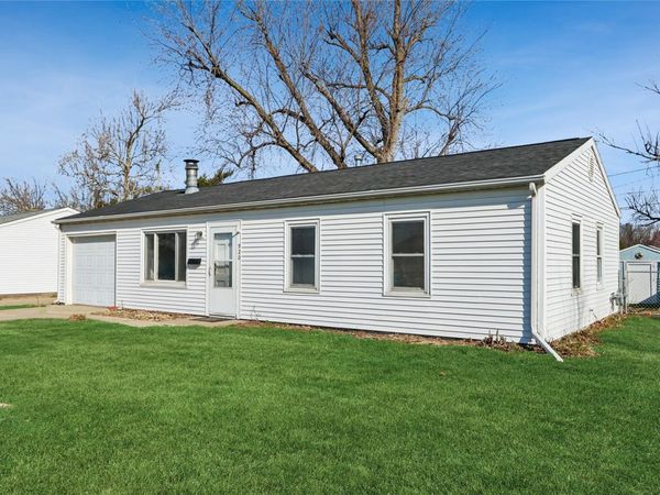 920 Fairview Drive , Marion, IA 52302