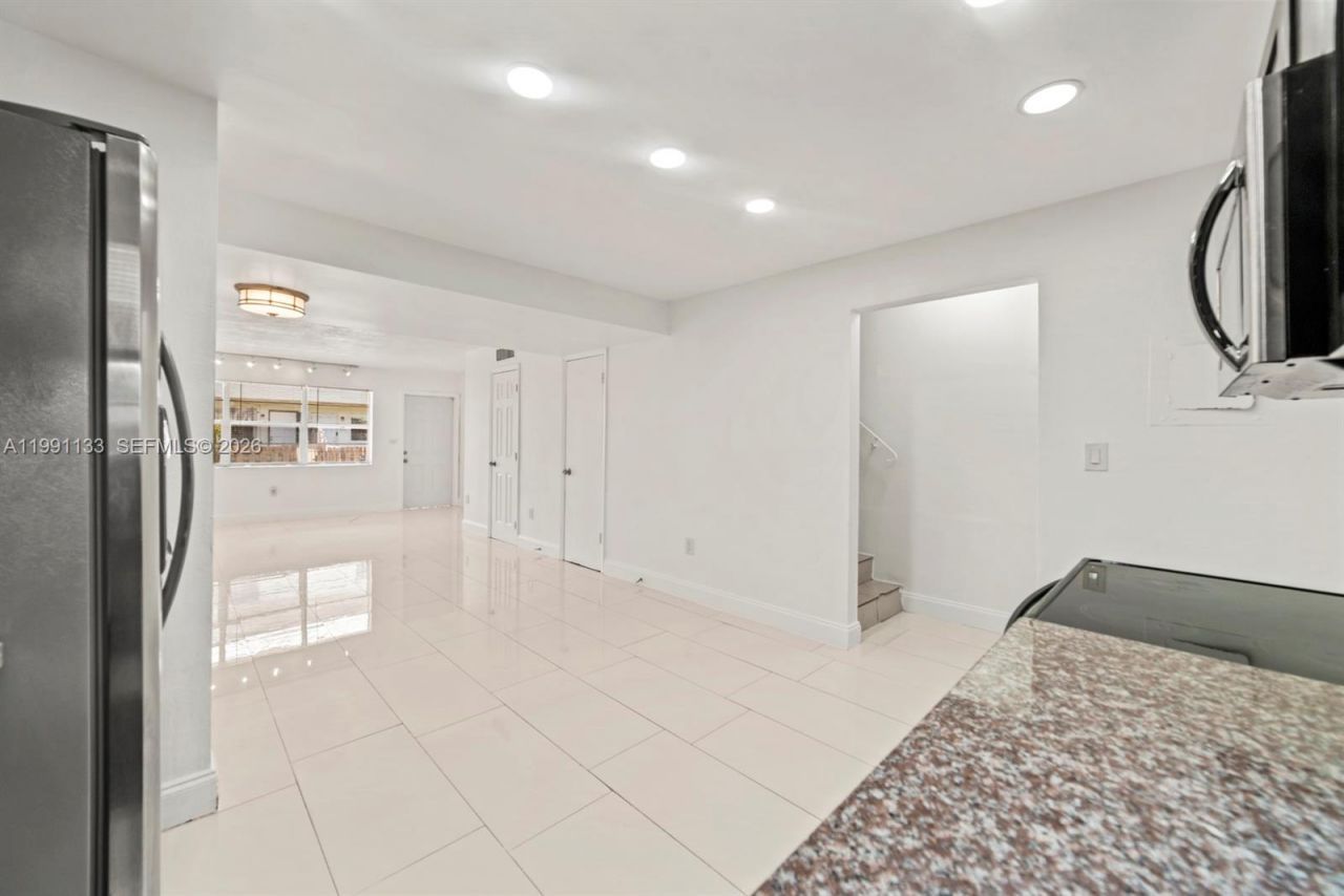 1560 NE 151st St , Unit 103, North Miami Beach, FL 33162 Photo