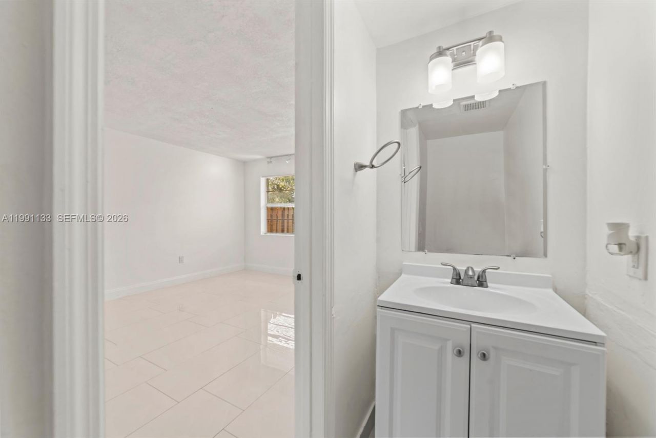 1560 NE 151st St , Unit 103, North Miami Beach, FL 33162 Photo