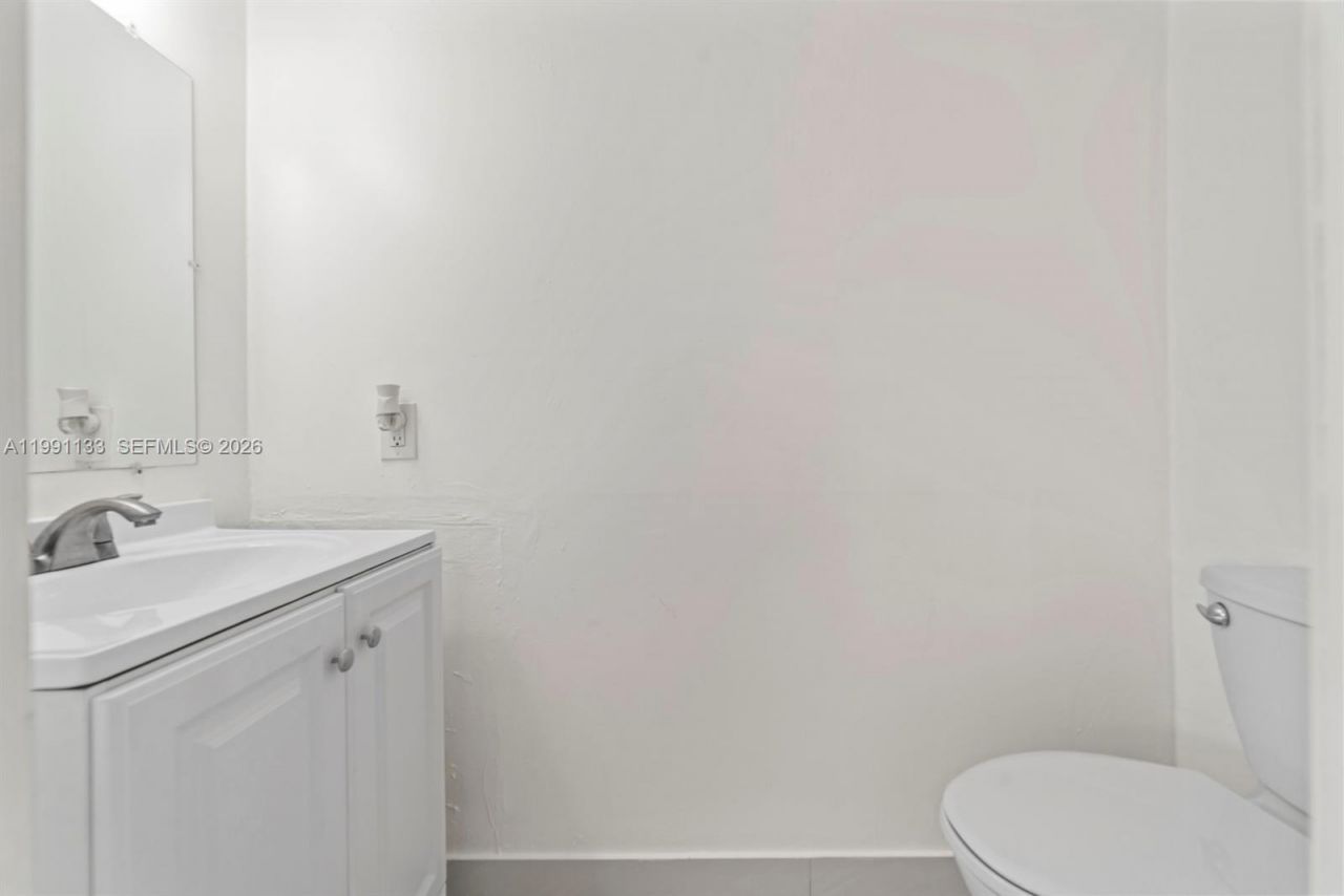 1560 NE 151st St , Unit 103, North Miami Beach, FL 33162 Photo