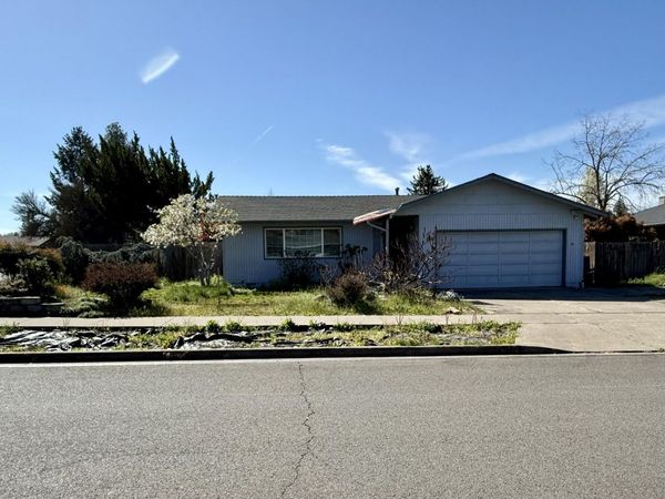 2084 Temple Drive, Medford, OR 97504