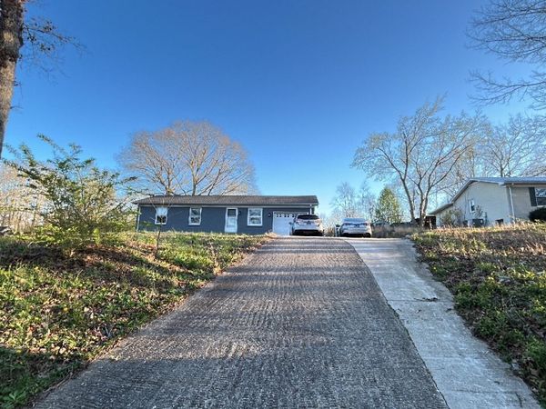 10135 W Oak Dr, Bon Aqua, TN 37025