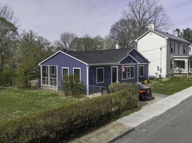 17 Houston St , Lexington, VA 24450