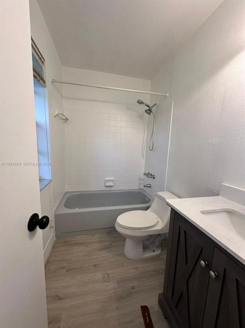 3755 Oak Ave , Miami, FL 33133 Photo