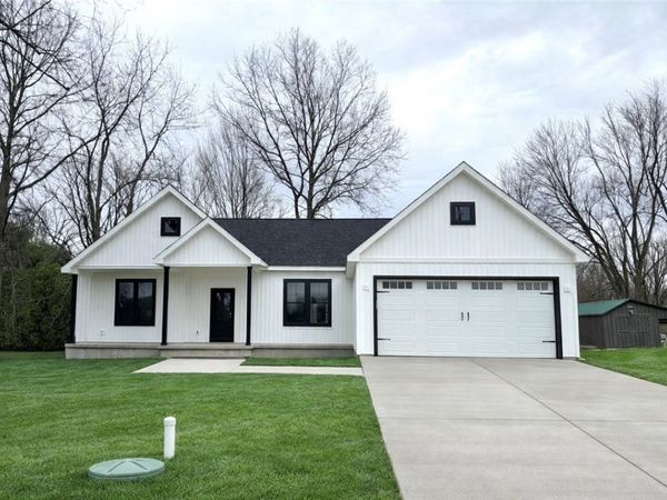 3154 Spiker Ln, New Castle, PA 16105