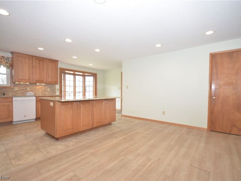 987 Howard Drive, Tallmadge, OH 44278 Photo 2