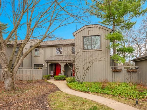 196 Shoreline Road , Lake Barrington, IL 60010