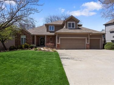 6180 N Nevada Avenue, Parkville, MO 64152
