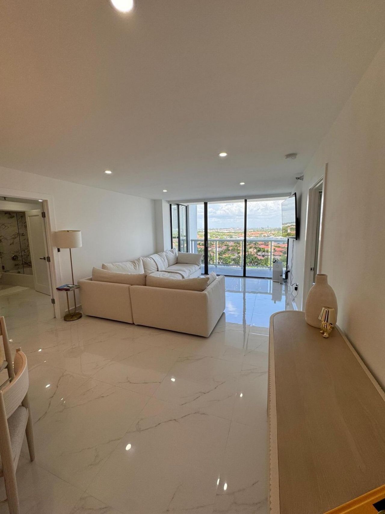 20515 E Country Club Drive, Unit 1442, Miami, FL 33180 Photo