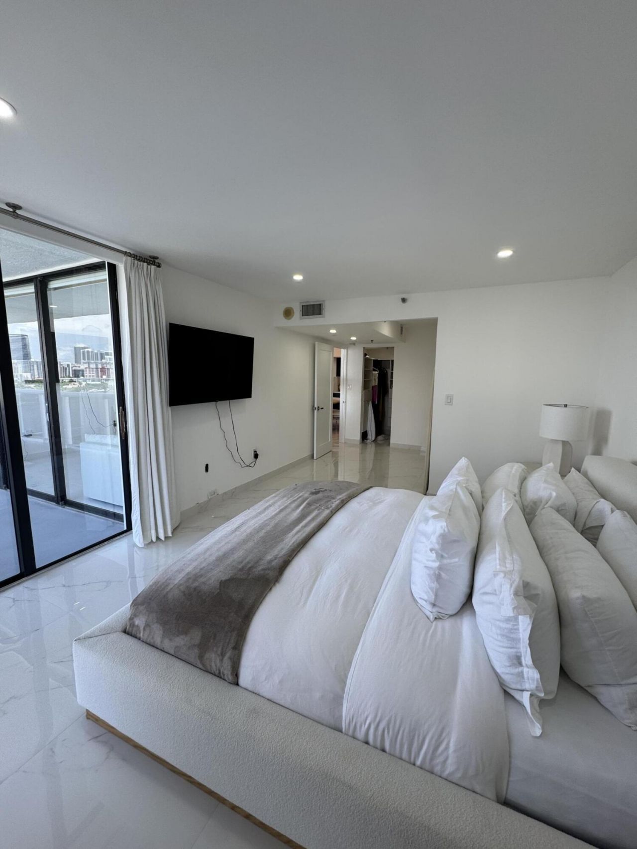 20515 E Country Club Drive, Unit 1442, Miami, FL 33180 Photo