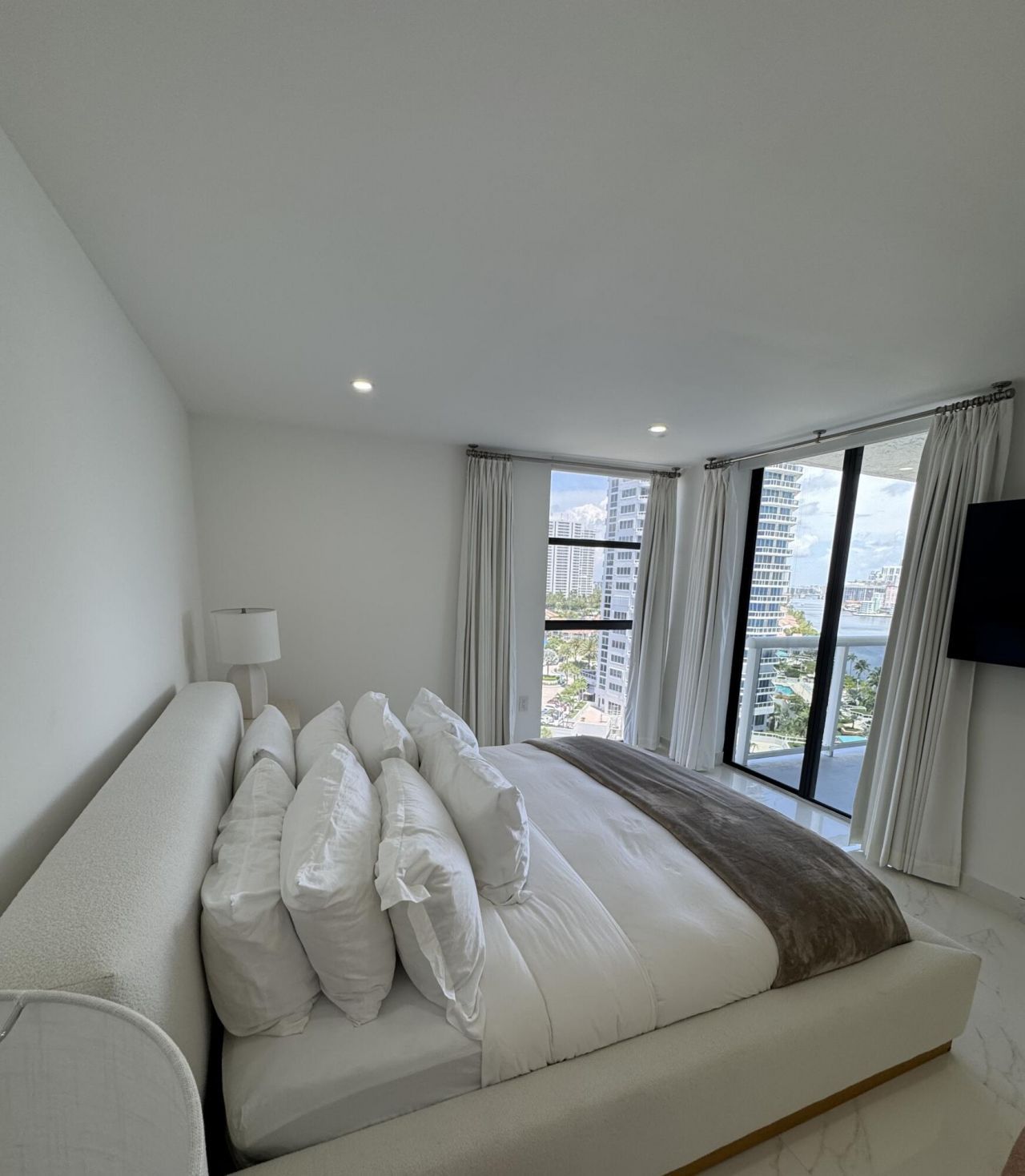 20515 E Country Club Drive, Unit 1442, Miami, FL 33180 Photo