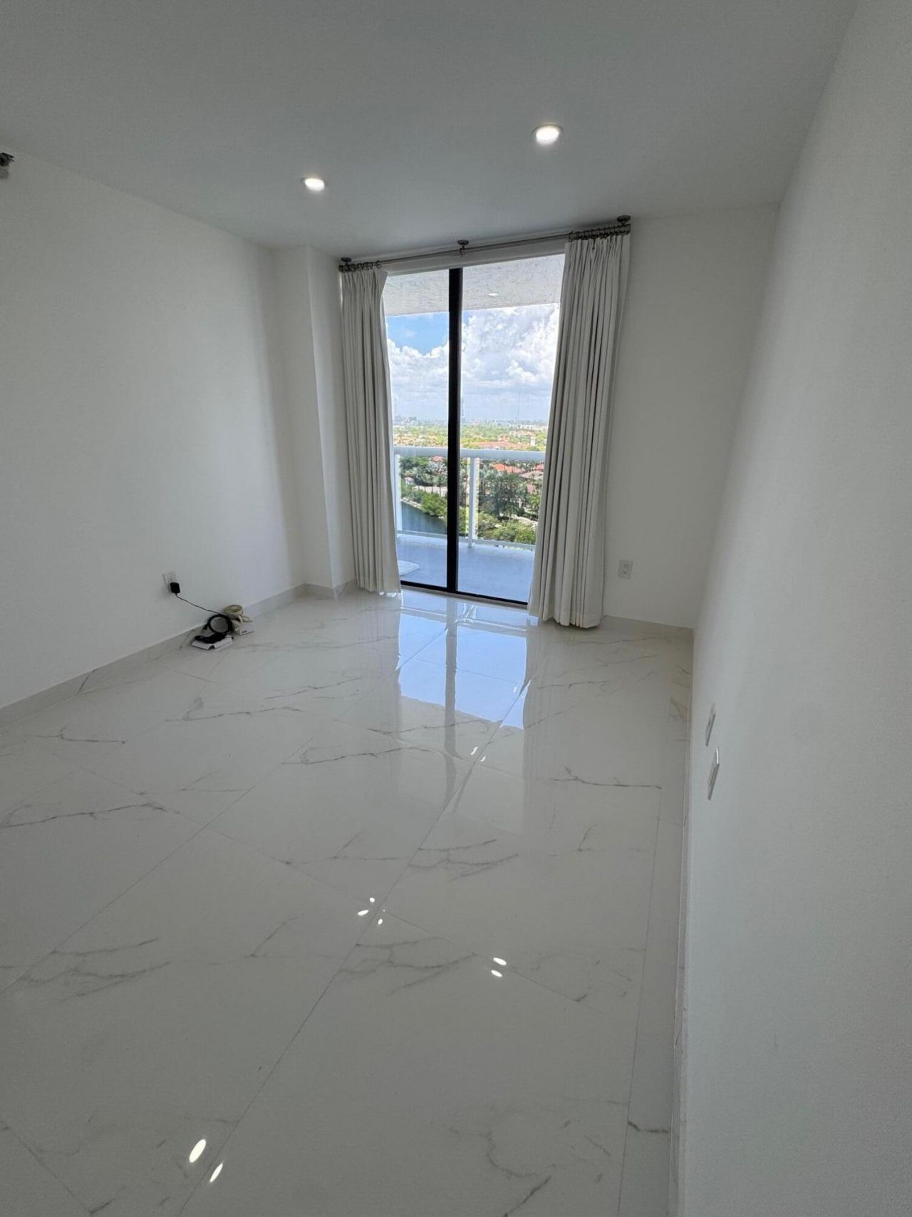 20515 E Country Club Drive, Unit 1442, Miami, FL 33180 Photo