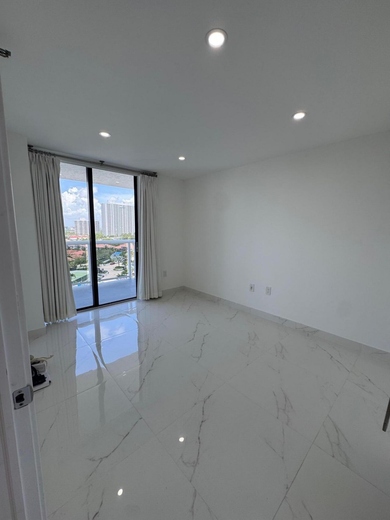 20515 E Country Club Drive, Unit 1442, Miami, FL 33180 Photo