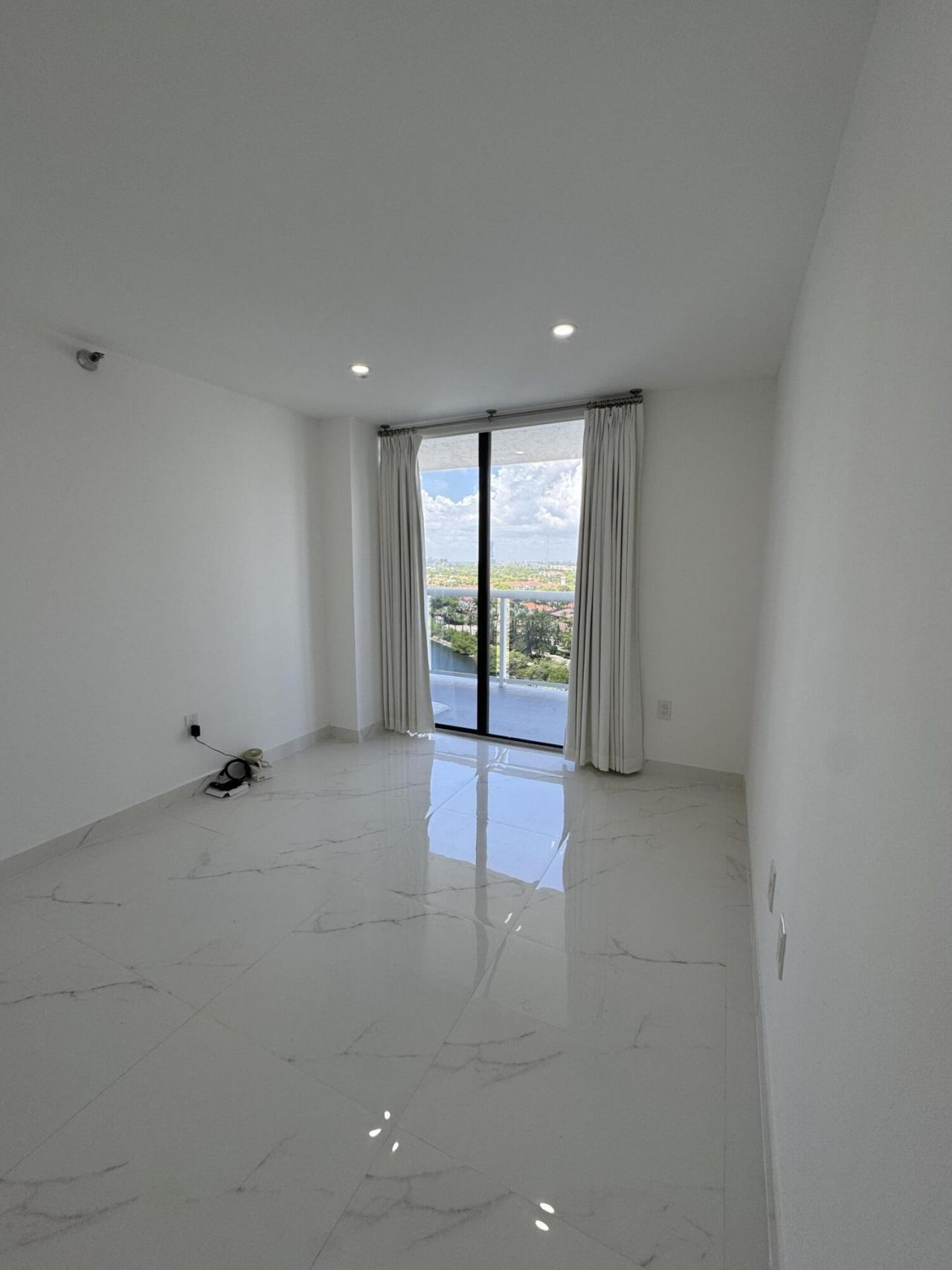 20515 E Country Club Drive, Unit 1442, Miami, FL 33180 Photo