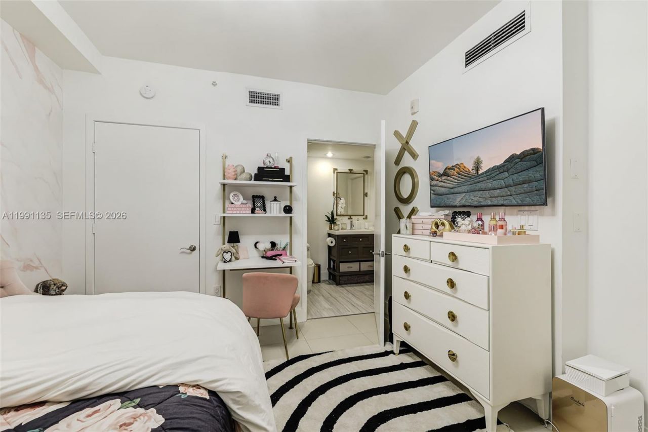 6000 Collins Ave, Unit 523, Miami Beach, FL 33140 Photo