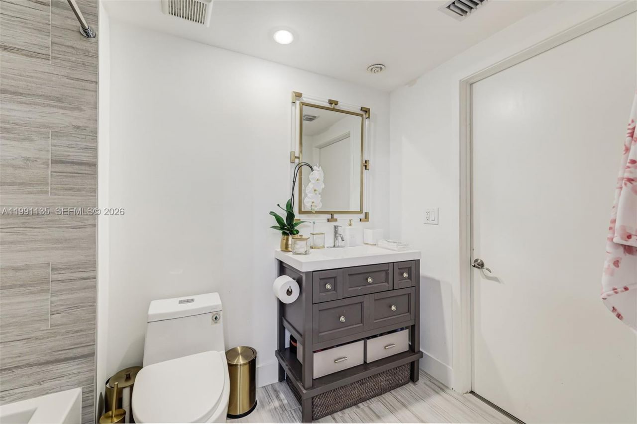 6000 Collins Ave, Unit 523, Miami Beach, FL 33140 Photo