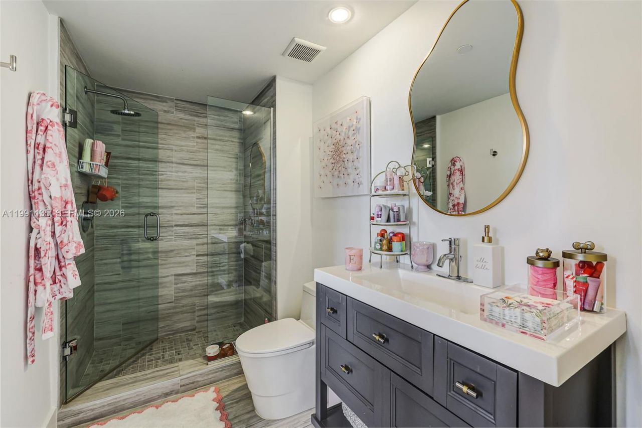 6000 Collins Ave, Unit 523, Miami Beach, FL 33140 Photo