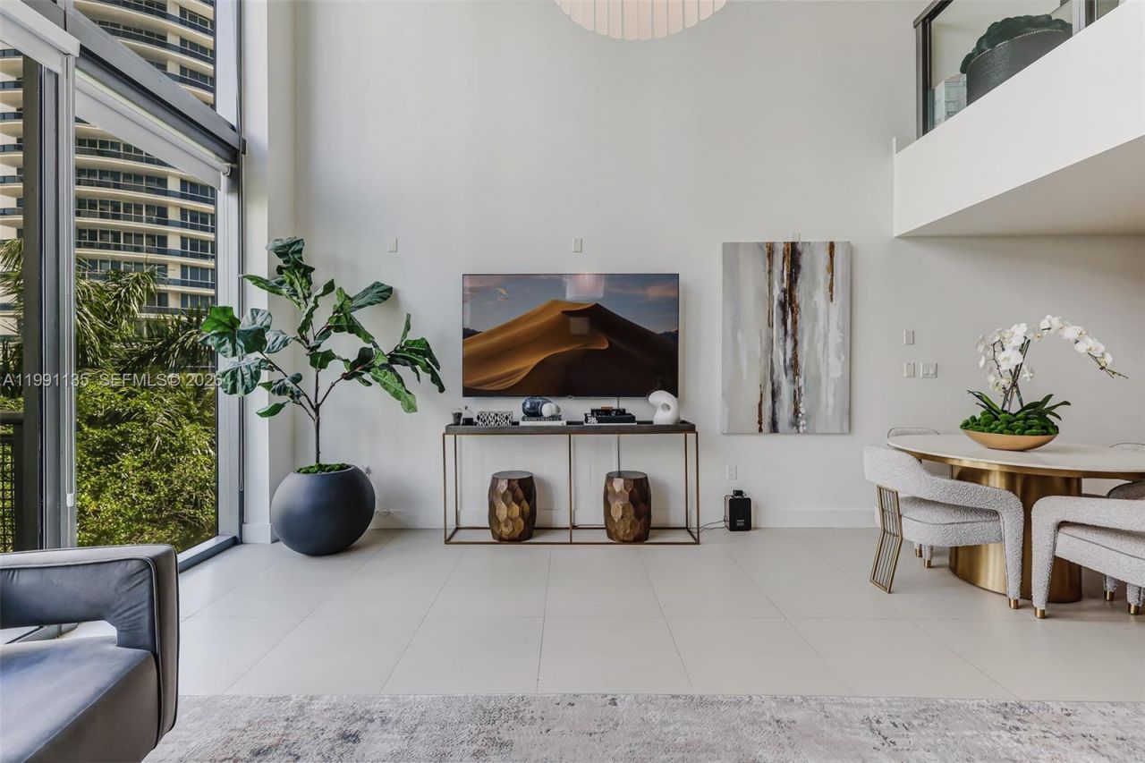 6000 Collins Ave, Unit 523, Miami Beach, FL 33140 Photo