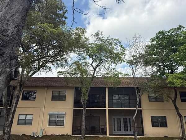 2 Briarwood Cir, Unit 212, Hollywood, FL 33024