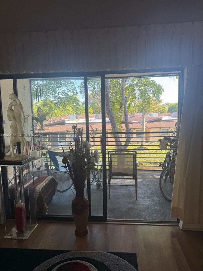 2 Briarwood Cir, Unit 212, Hollywood, FL 33024 Photo