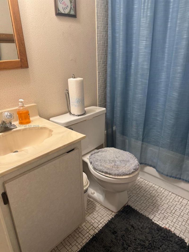 2 Briarwood Cir, Unit 212, Hollywood, FL 33024 Photo