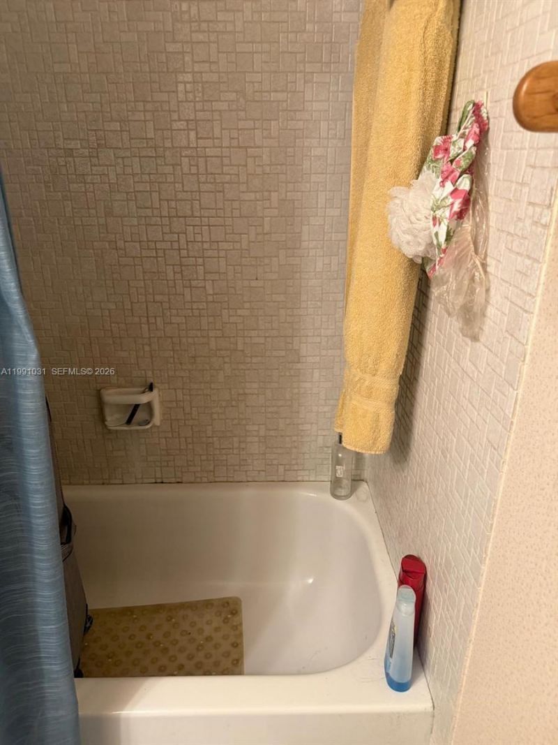 2 Briarwood Cir, Unit 212, Hollywood, FL 33024 Photo