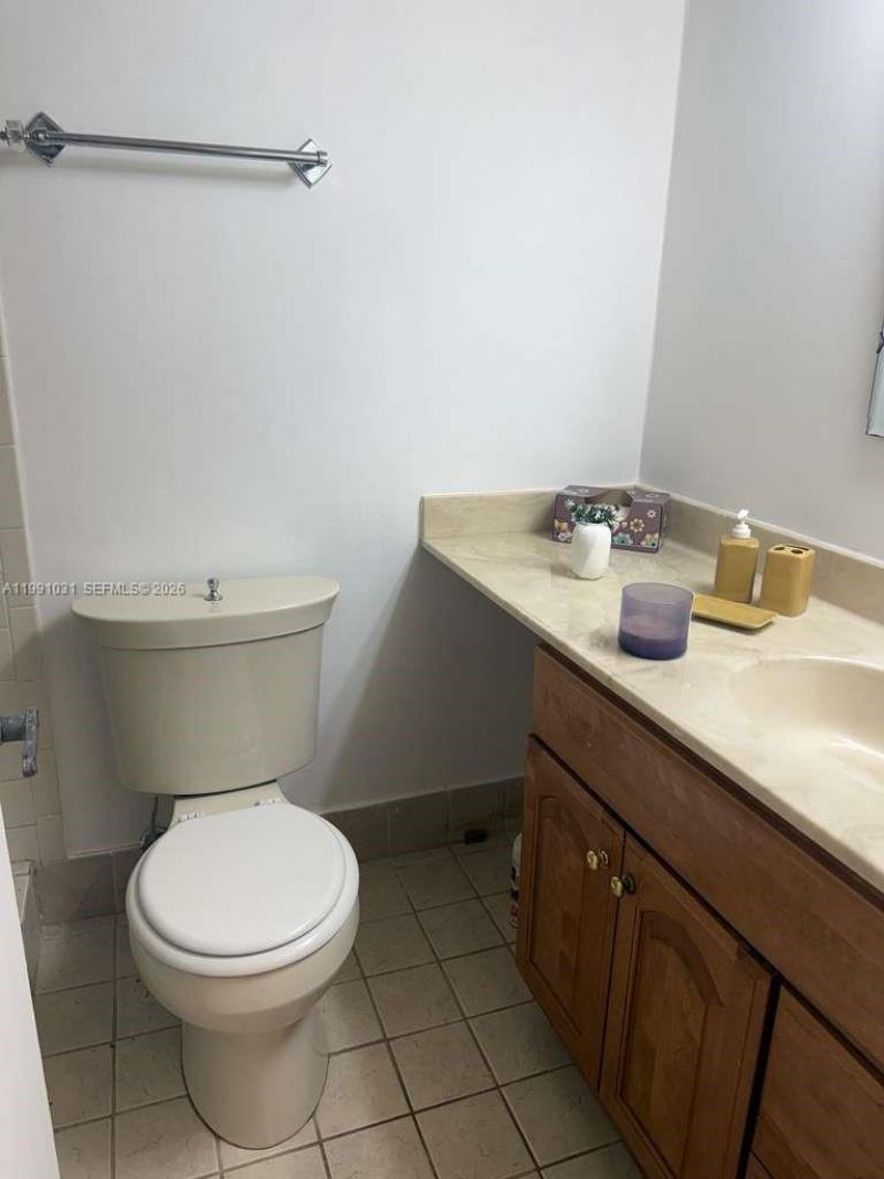 2 Briarwood Cir, Unit 212, Hollywood, FL 33024 Photo