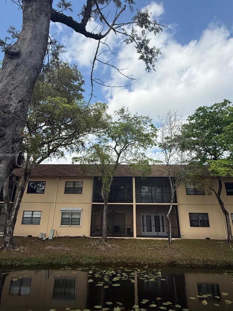 2 Briarwood Cir, Unit 212, Hollywood, FL 33024 Photo