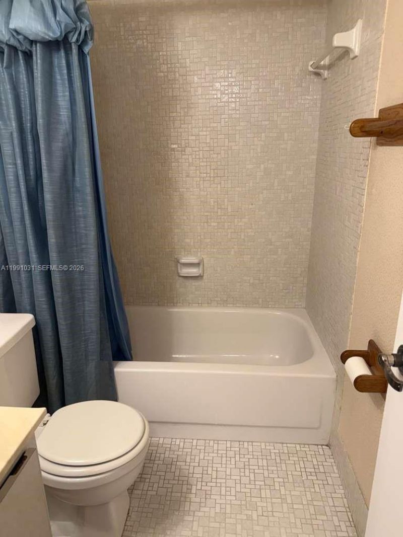 2 Briarwood Cir, Unit 212, Hollywood, FL 33024 Photo