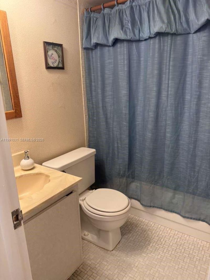 2 Briarwood Cir, Unit 212, Hollywood, FL 33024 Photo
