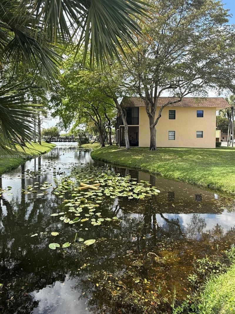 2 Briarwood Cir, Unit 212, Hollywood, FL 33024 Photo