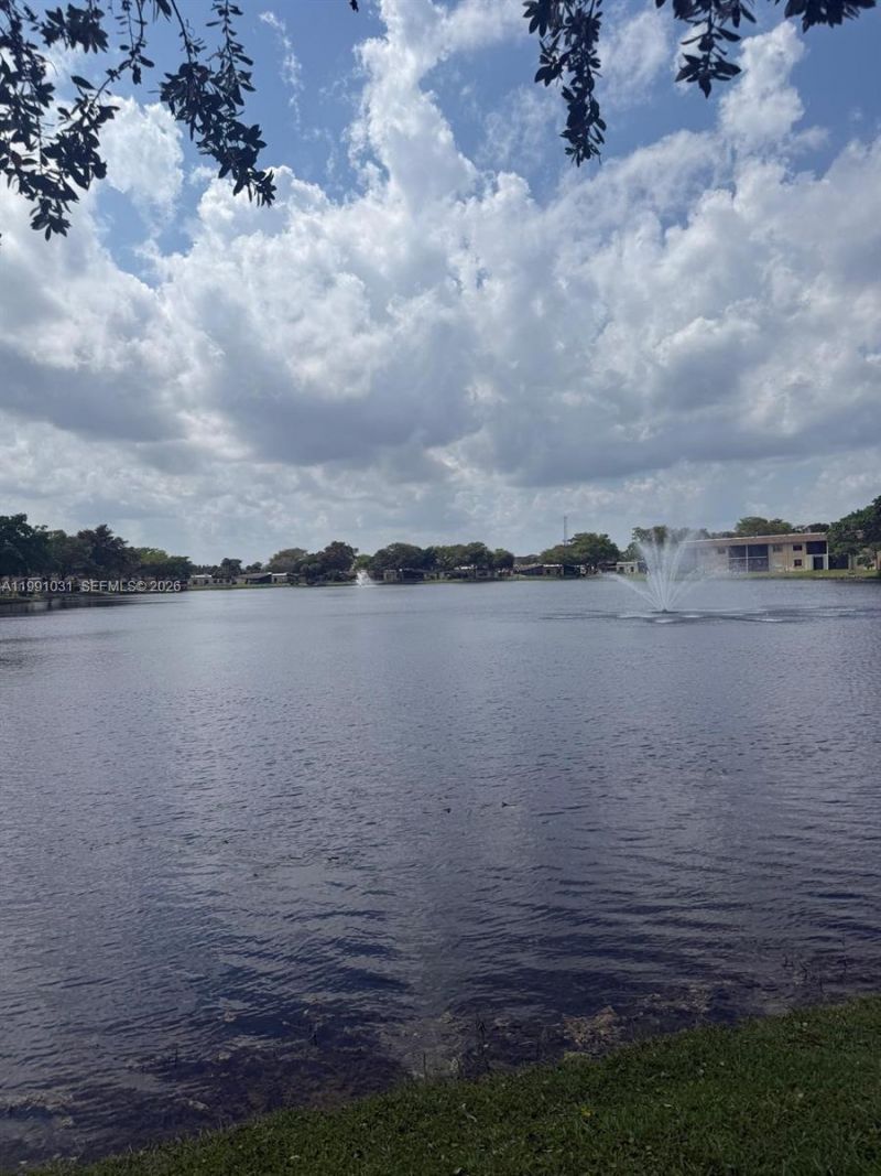 2 Briarwood Cir, Unit 212, Hollywood, FL 33024 Photo