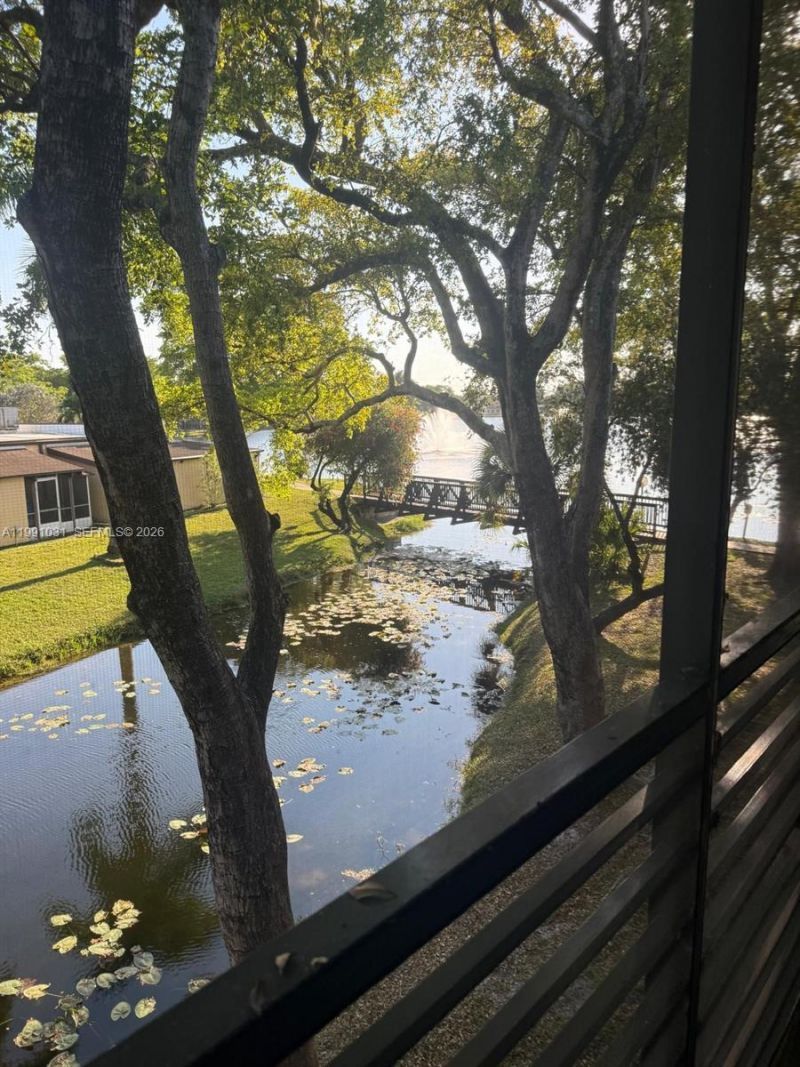 2 Briarwood Cir, Unit 212, Hollywood, FL 33024 Photo