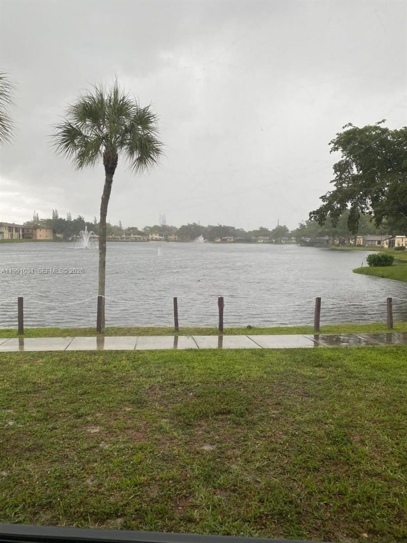 2 Briarwood Cir, Unit 212, Hollywood, FL 33024 Photo