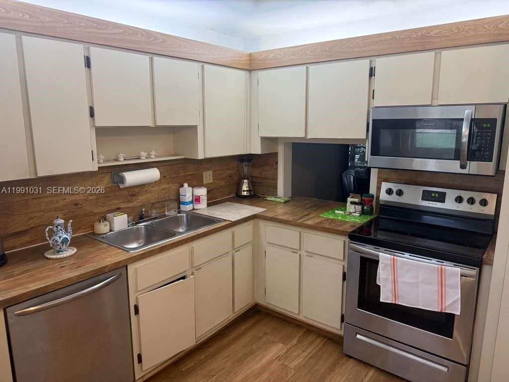 2 Briarwood Cir, Unit 212, Hollywood, FL 33024 Photo
