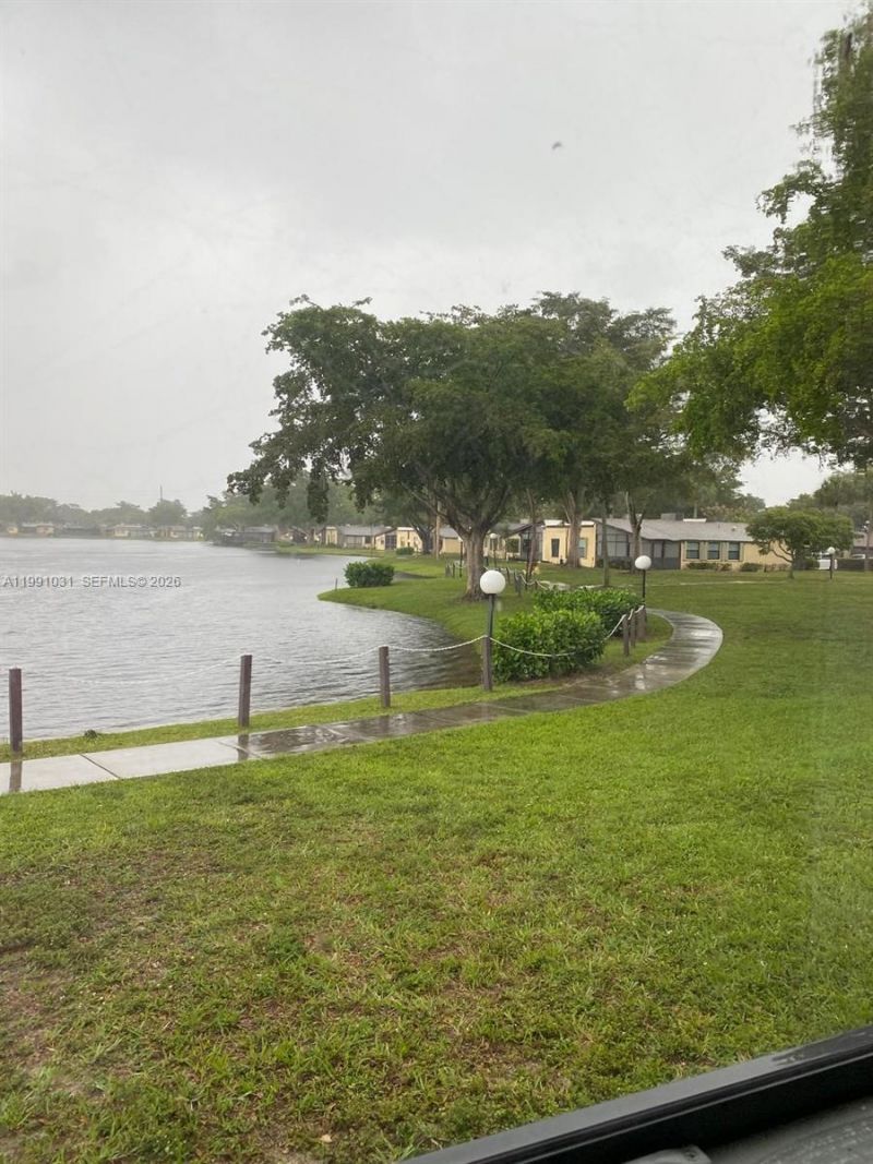 2 Briarwood Cir, Unit 212, Hollywood, FL 33024 Photo