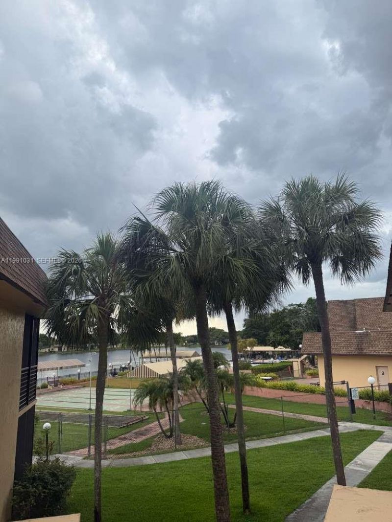 2 Briarwood Cir, Unit 212, Hollywood, FL 33024 Photo