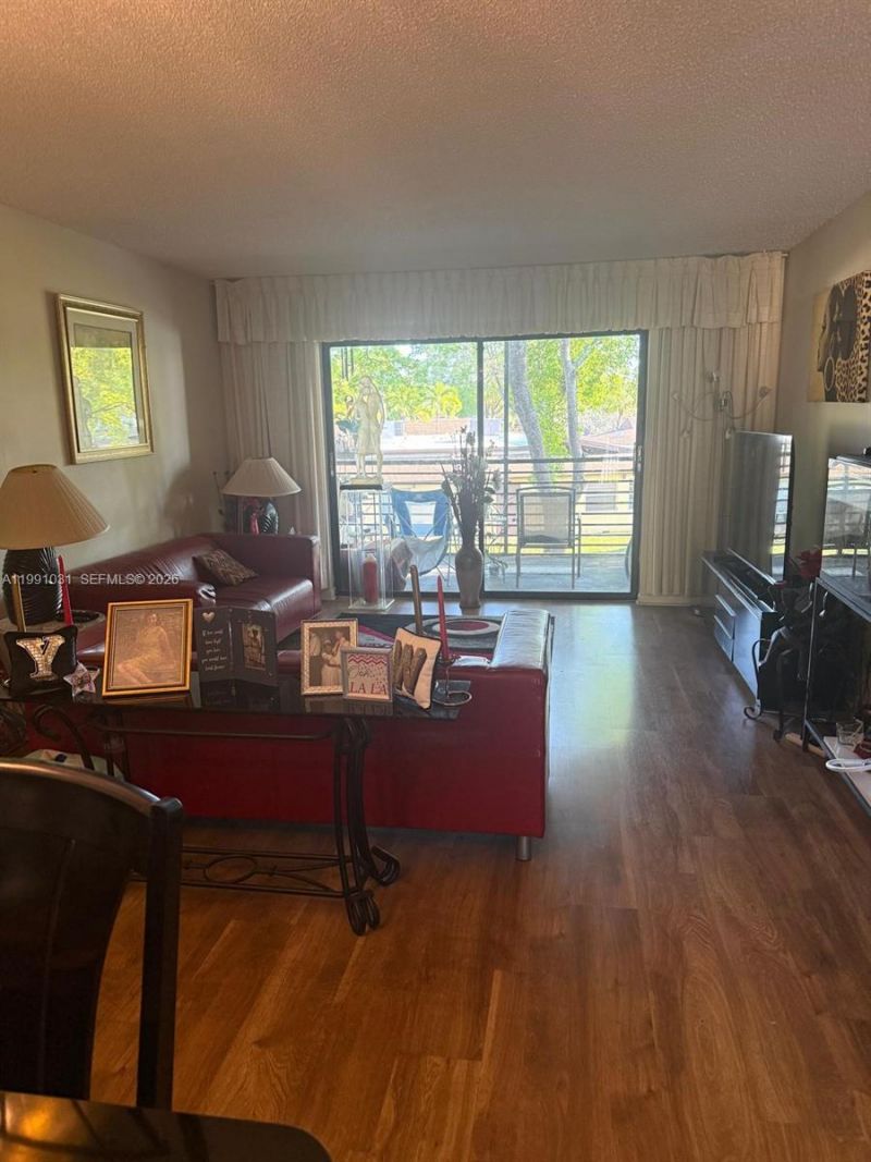 2 Briarwood Cir, Unit 212, Hollywood, FL 33024 Photo