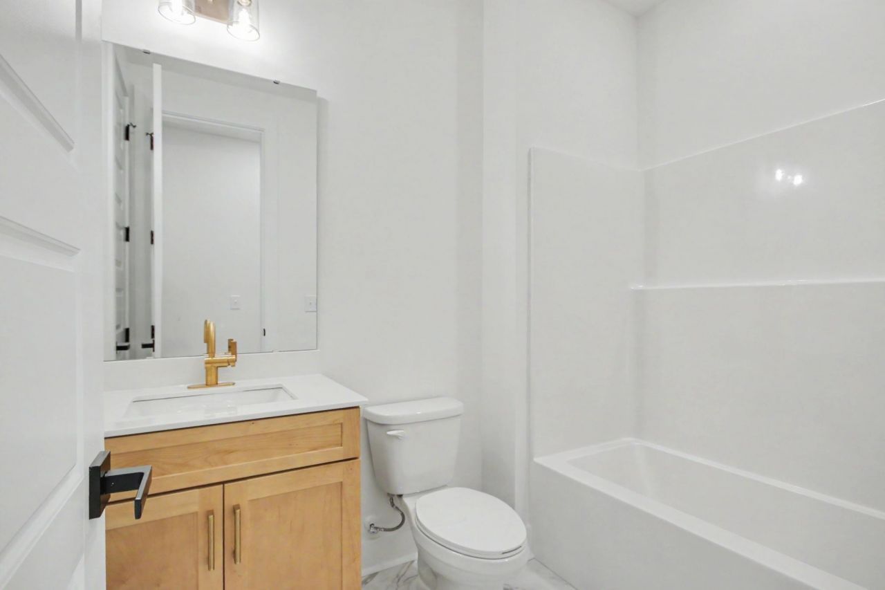 3084 Claredon St Photo 17