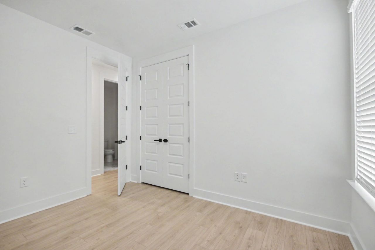 3084 Claredon St Photo 21