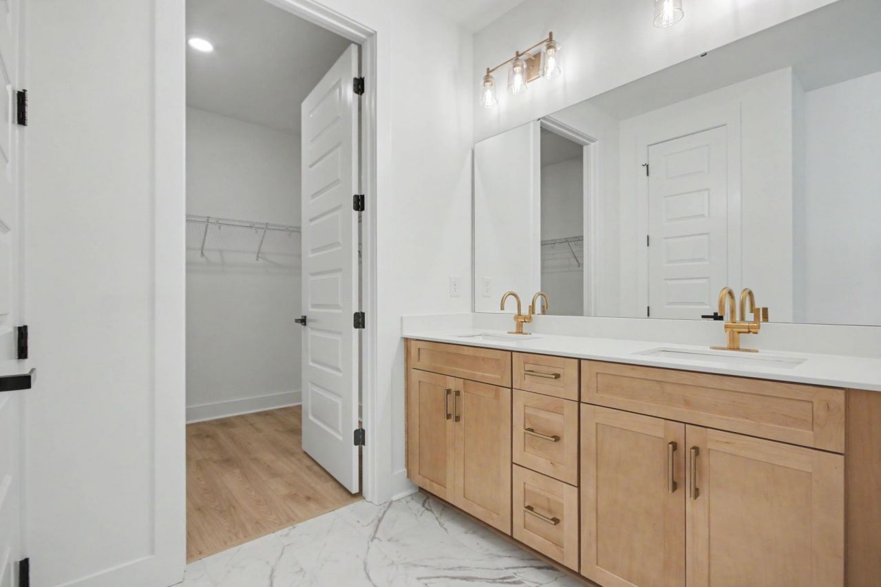 3084 Claredon St Photo 31