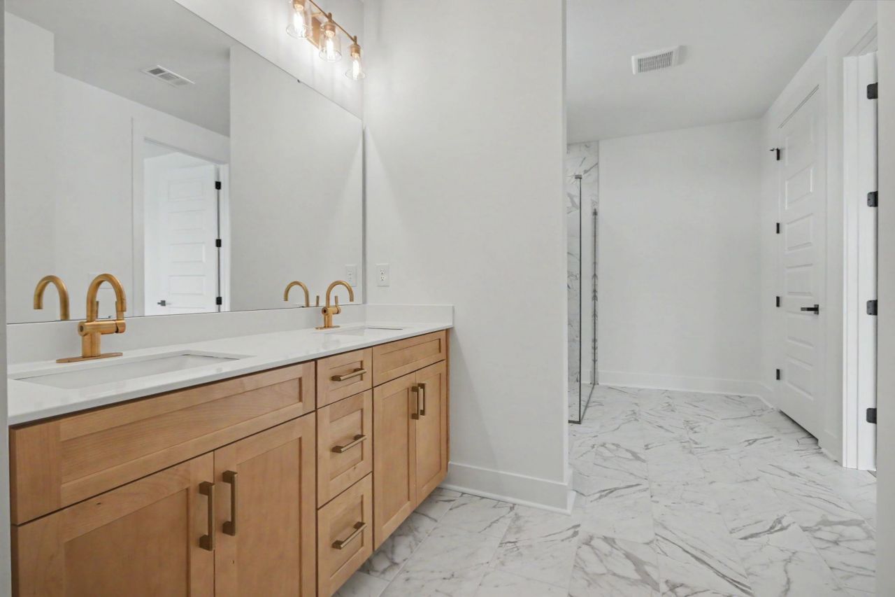 3084 Claredon St Photo 34