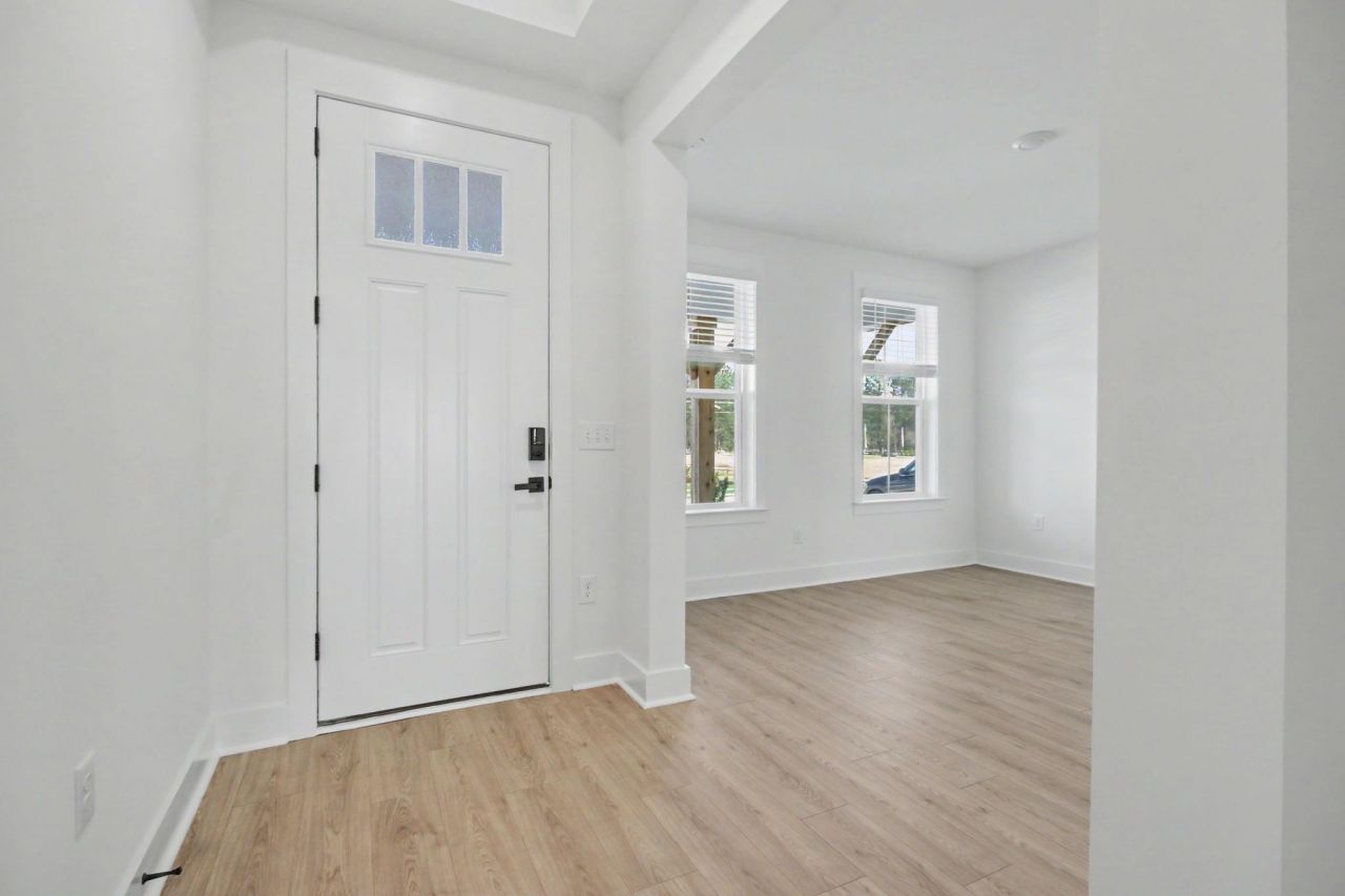 3084 Claredon St Photo 4